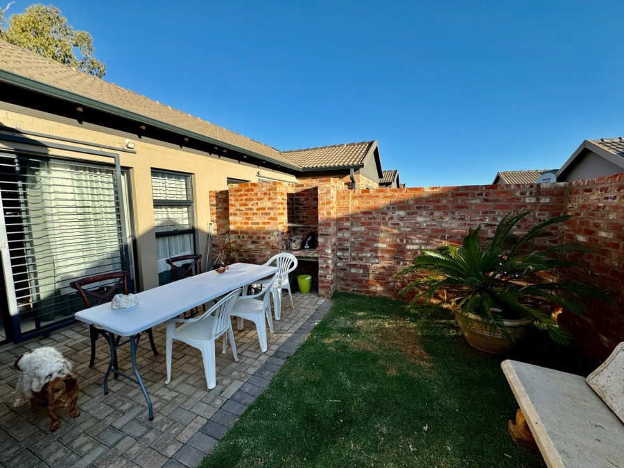 2 Bedroom Property for Sale in Van Der Hoff Park North West